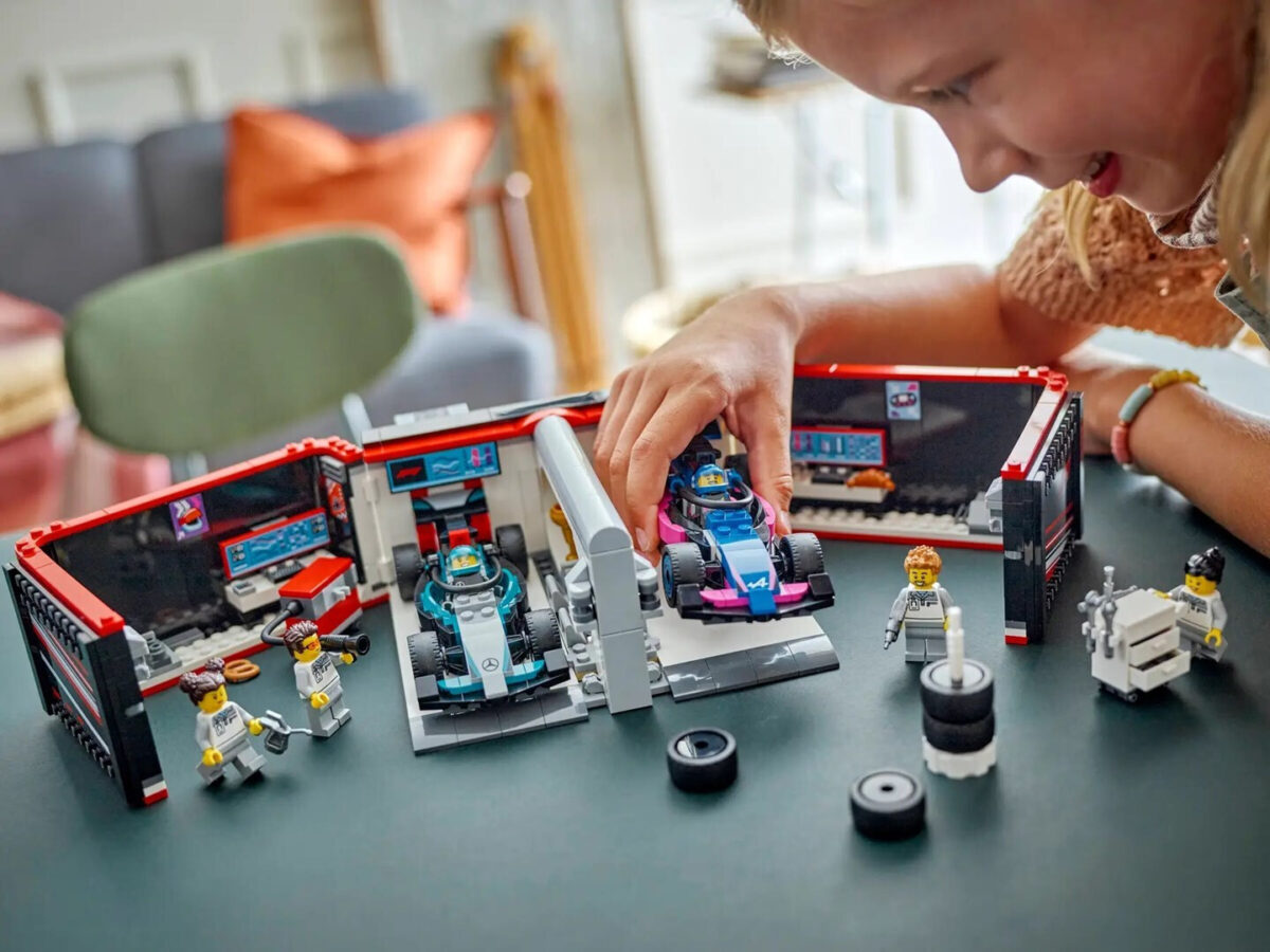 Lego City F1® Garage & Mercedes-AMG & Alpine Cars για 7+ Ετών 678τμχ - Image 8