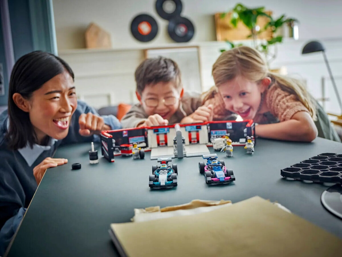 Lego City F1® Garage & Mercedes-AMG & Alpine Cars για 7+ Ετών 678τμχ - Image 9