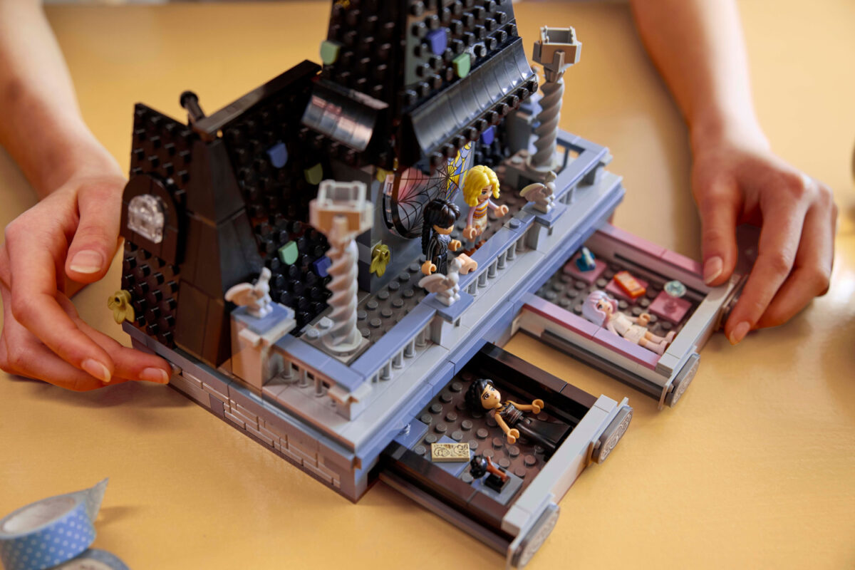 Lego Wednesday & Enid's Dorm Room για 10+ Ετών 750τμχ - Image 11