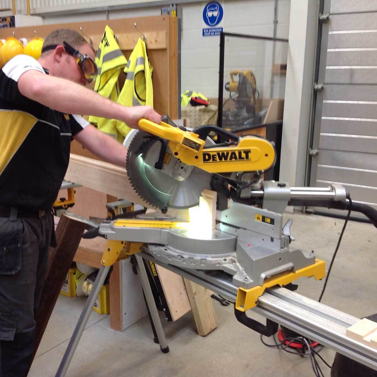 20200304165001_5e647ffb Dewalt DWS780 Φαλτσοπρίονο Ρεύματος 1675W Συρόμενο - Image 9