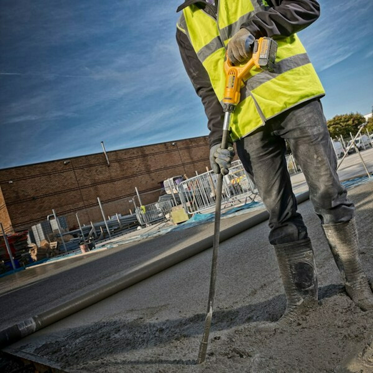 20220614111128_9d8a2a6e Dewalt DCE531N Δονητής Μπετόν Μπαταρίας - Image 2