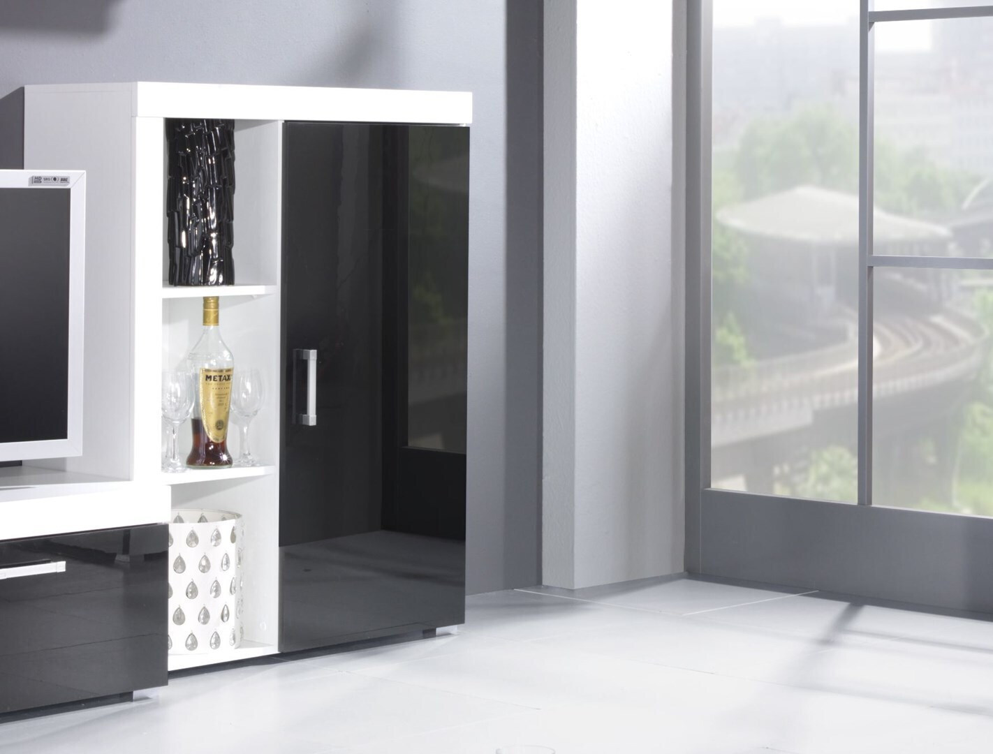 20231228164819_samba_epidapedia_vitrina_saloniou_apo_moriosanida_white_black_gloss_90x35x114cm Samba Επιδαπέδια Βιτρίνα από Μοριοσανίδα 90x35x114cm - Image 1