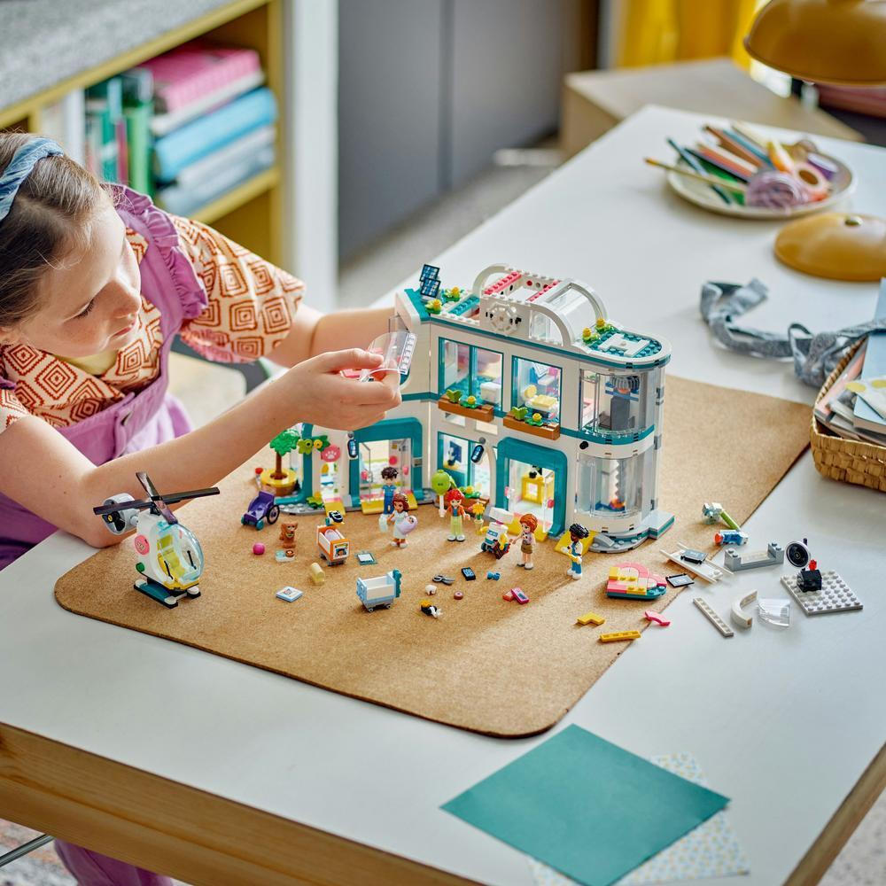 20240814161143_be6af652 Lego Friends Heartlake City Hospital για 7+ Ετών - Image 12
