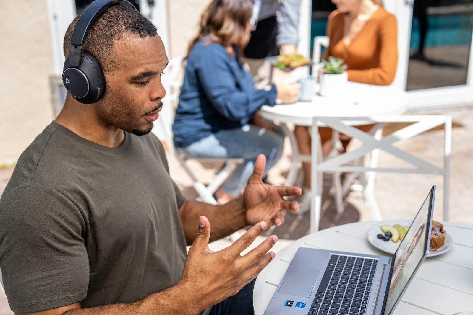20250722110718_aa7ef7aa Poly Voyager Surround 80 UC Microsoft Teams +USB-C/A Adapter On Ear Multimedia Ακουστικά με μικρόφωνο - Image 4